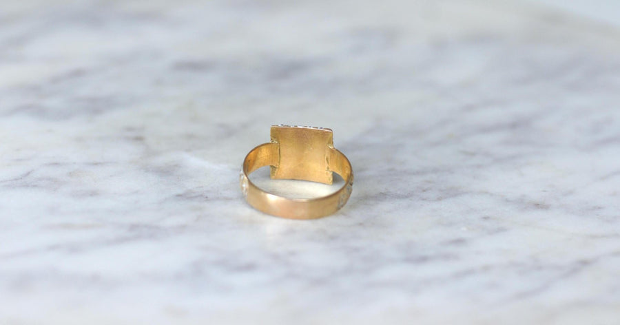 Bague Ancienne Grenat et Email Blanc sur Or Jaune - Galerie Pénélope