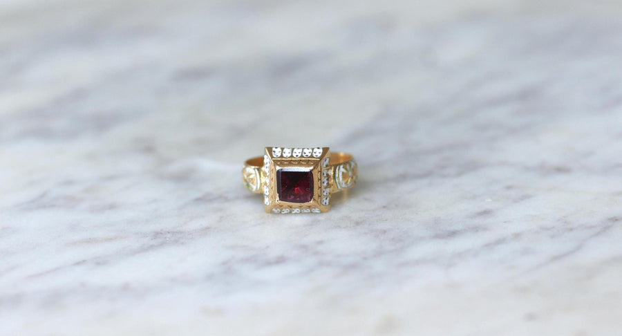 Bague Ancienne Grenat et Email Blanc sur Or Jaune - Galerie Pénélope