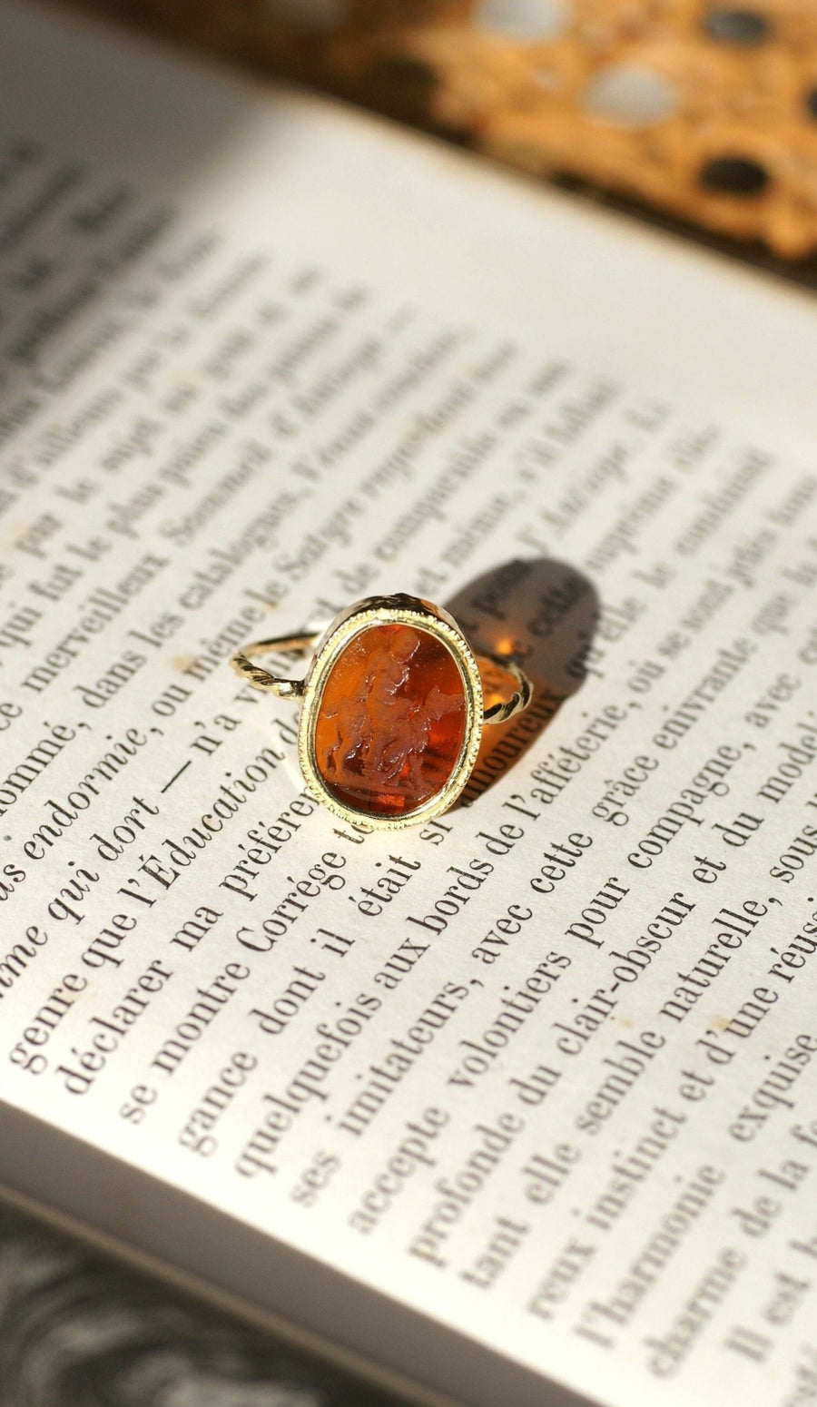 Bague ancienne intaille sur verre Diane - Galerie Pénélope