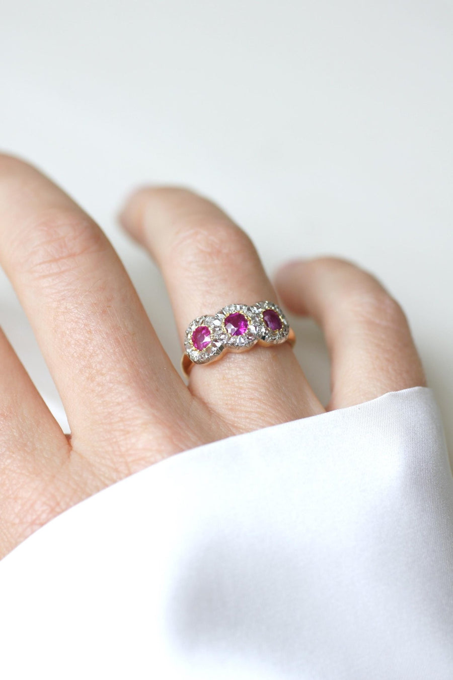 Bague Ancienne Jarretière Rubis Birman et Diamants - Galerie Pénélope
