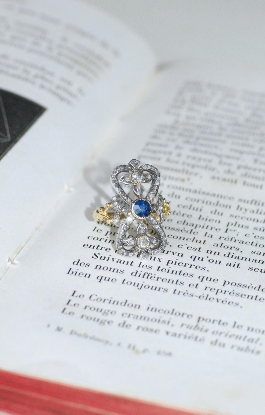 Bague Ancienne Saphir et Diamants sur Or Jaune et Argent - Galerie Pénélope