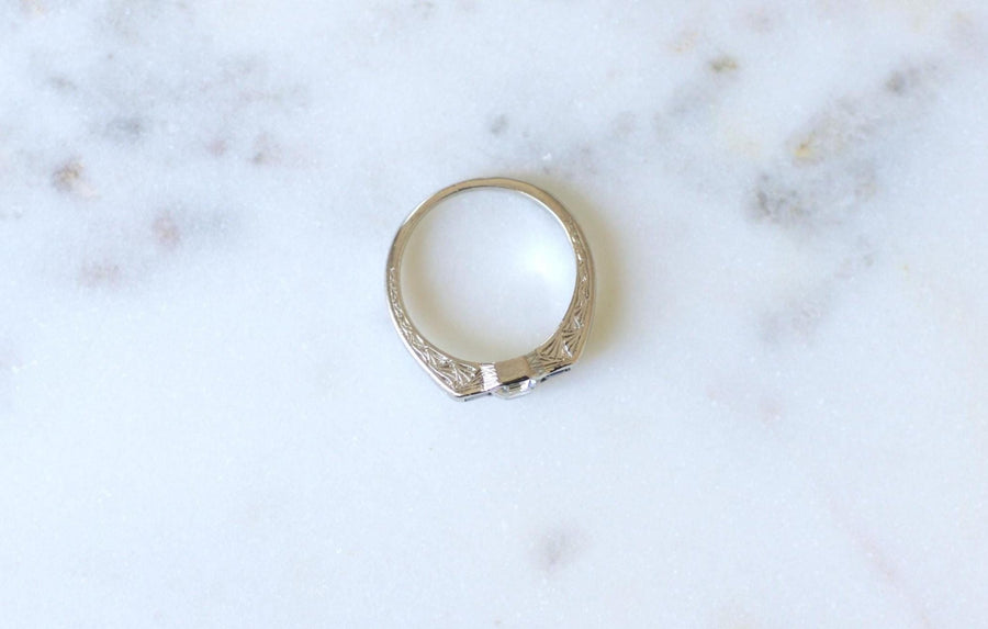 Bague Art Deco Diamant Carré et Saphirs sur Platine - Galerie Pénélope