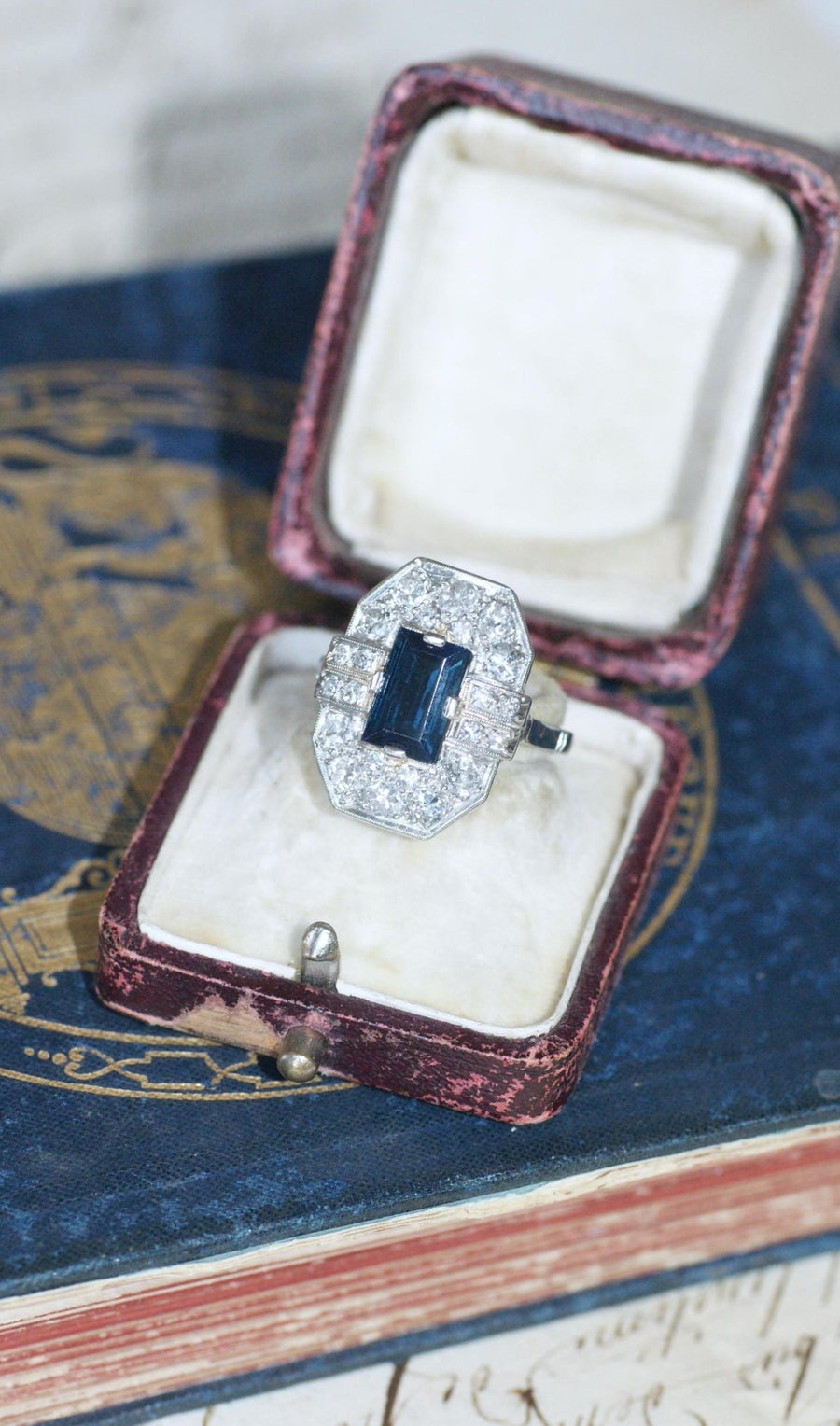 Bague Art Déco Diamants et Saphir Rectangulaire - Galerie Pénélope