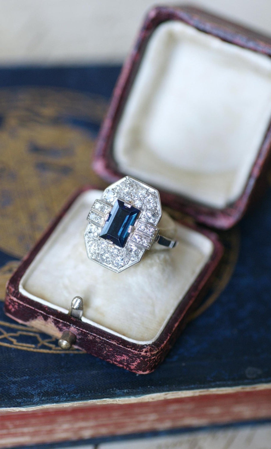 Bague Art Déco Diamants et Saphir Rectangulaire - Galerie Pénélope