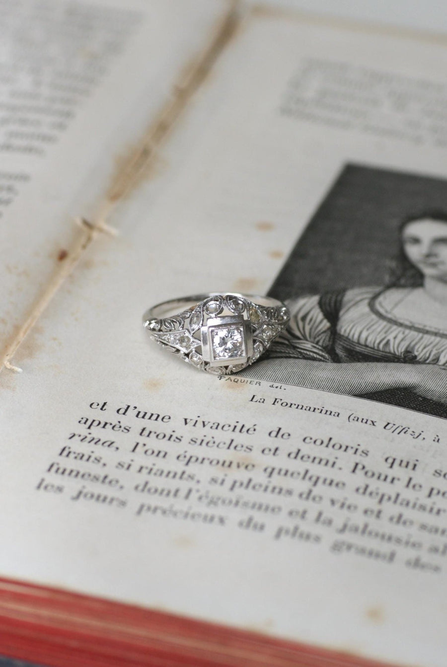 Bague Art Deco Dôme Ajouré Diamants - Galerie Pénélope