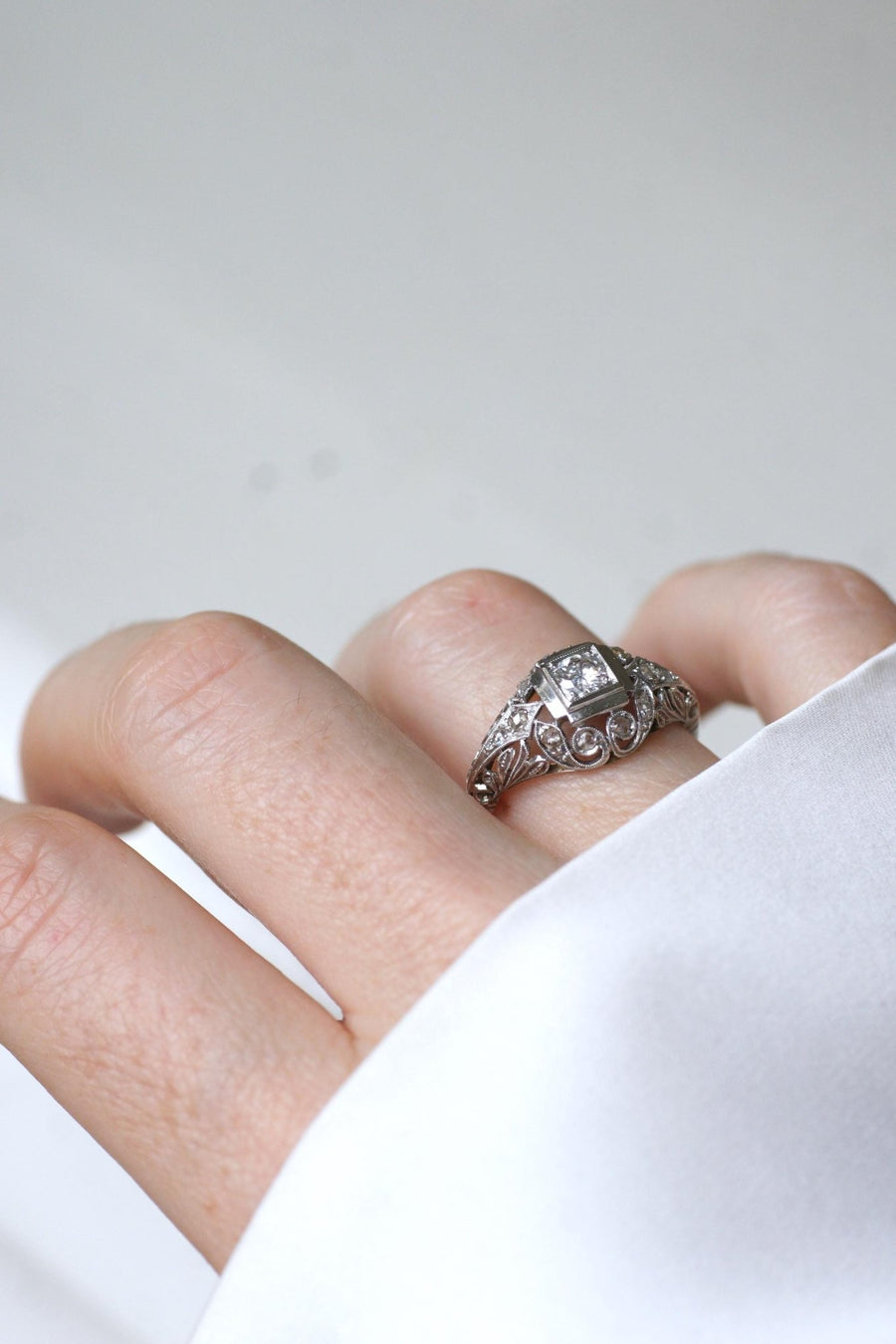 Bague Art Deco Dôme Ajouré Diamants - Galerie Pénélope