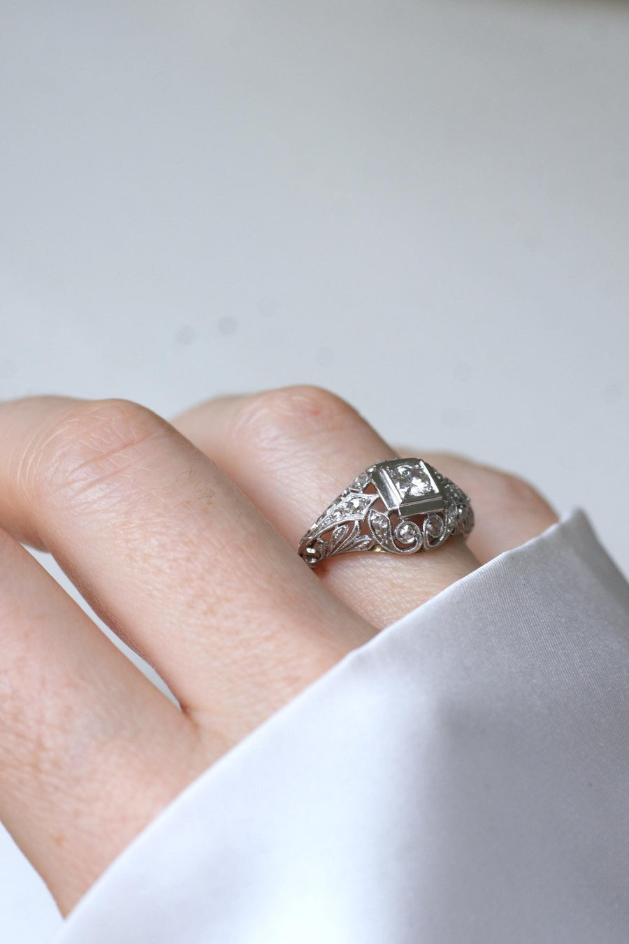 Bague Art Deco Dôme Ajouré Diamants - Galerie Pénélope