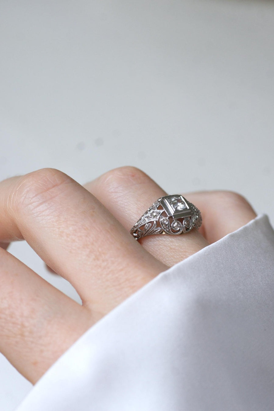 Bague Art Deco Dôme Ajouré Diamants - Galerie Pénélope
