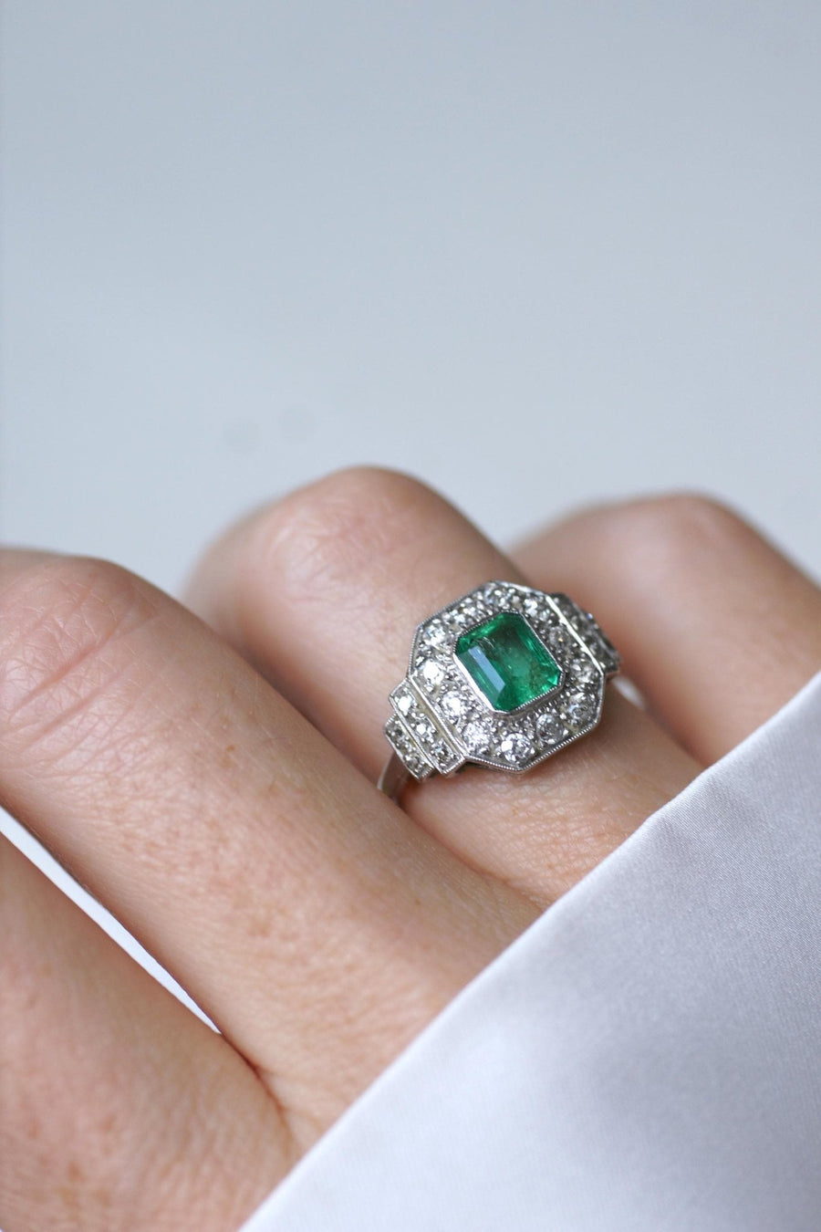 Bague Art Déco Emeraude 1,00 Ct et Diamants sur Platine - Galerie Pénélope