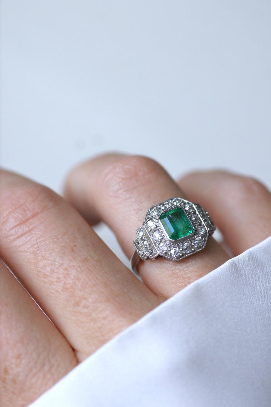 Bague Art Déco Emeraude 1,00 Ct et Diamants sur Platine - Galerie Pénélope