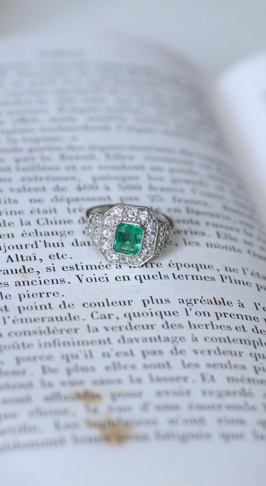 Bague Art Déco Emeraude 1,00 Ct et Diamants sur Platine - Galerie Pénélope