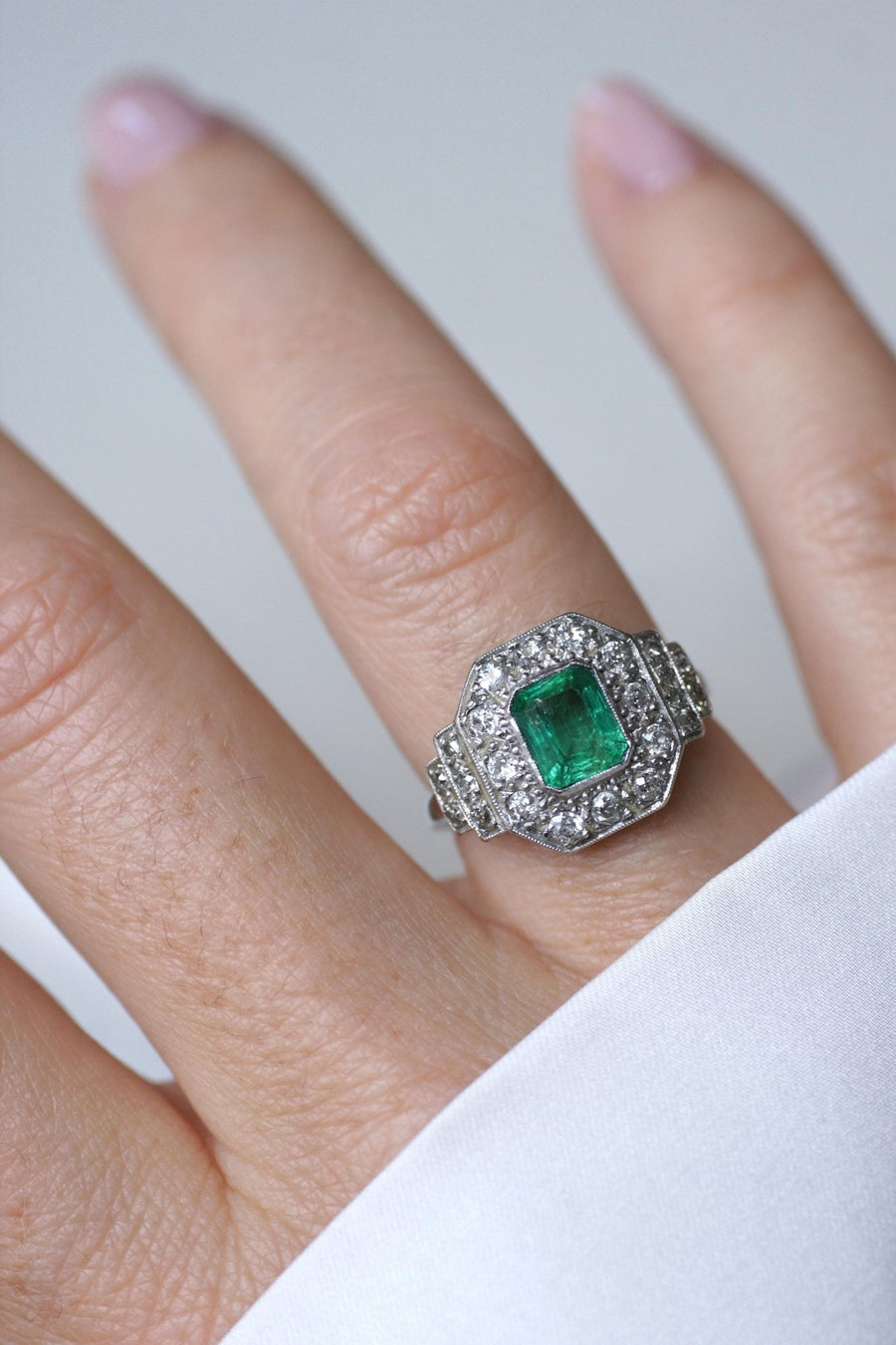 Bague Art Déco Emeraude 1,00 Ct et Diamants sur Platine - Galerie Pénélope