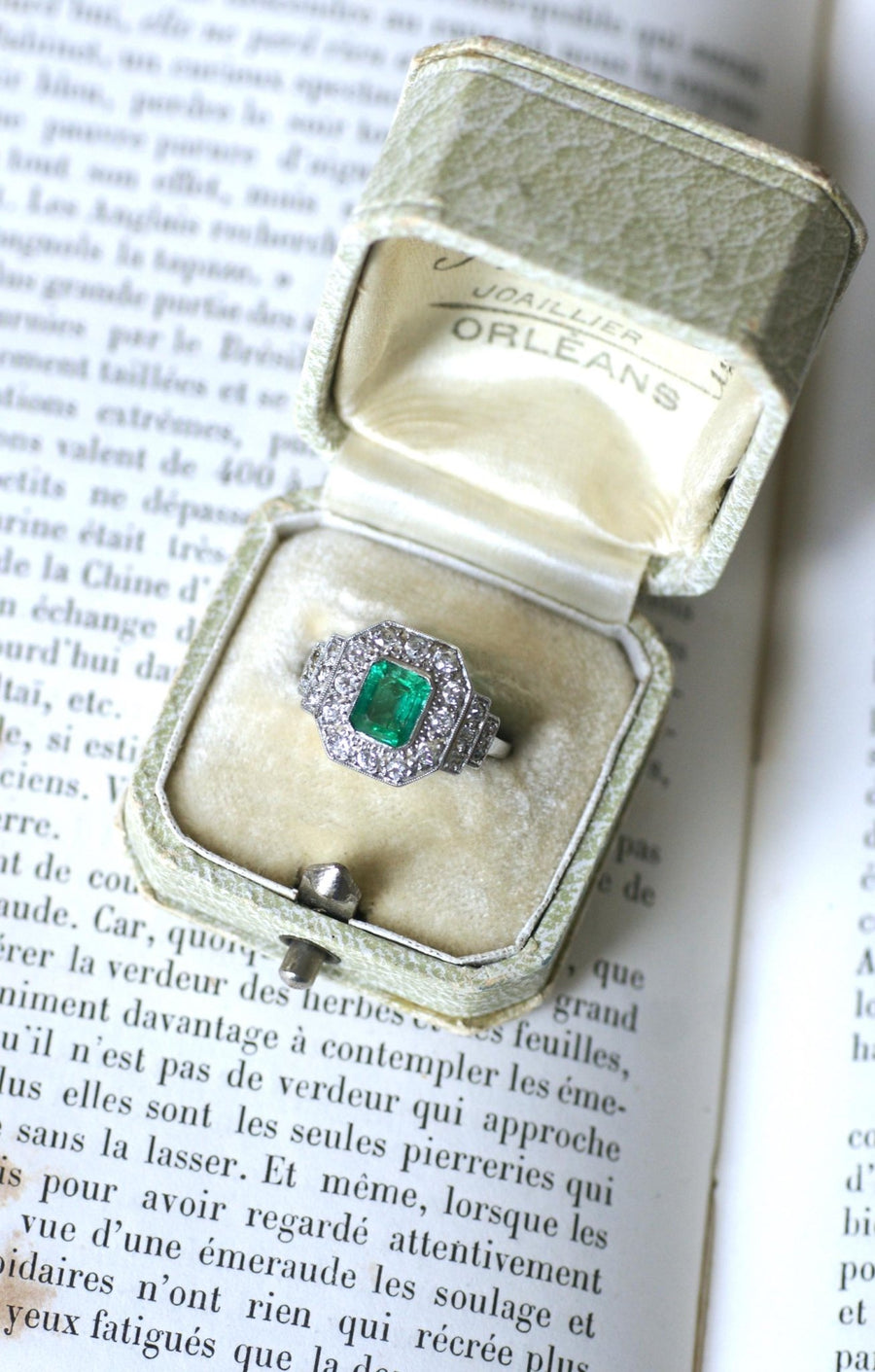 Bague Art Déco Emeraude 1,00 Ct et Diamants sur Platine - Galerie Pénélope