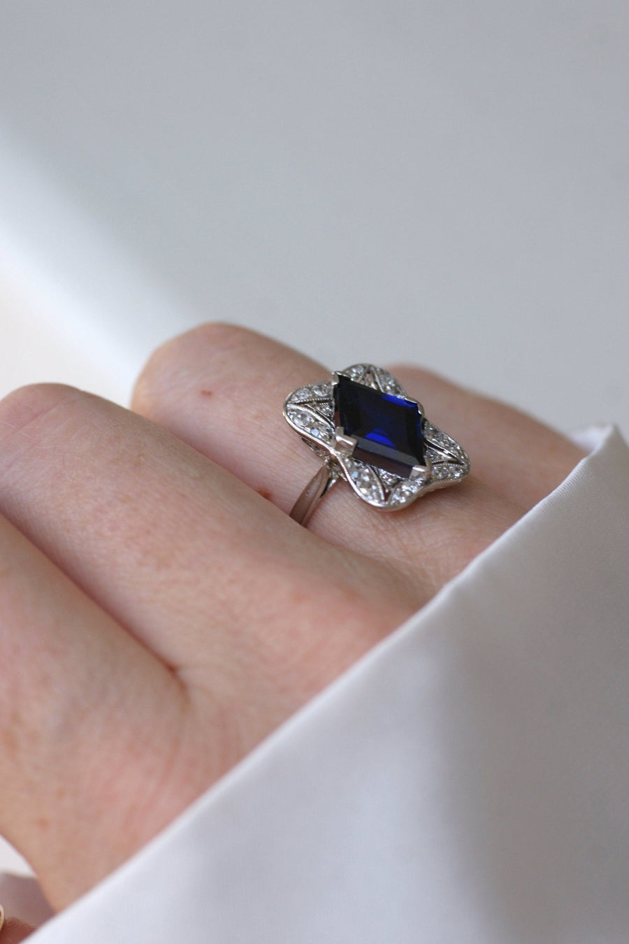 Bague Art Déco Losange Saphir synthétique et diamants - Galerie Pénélope