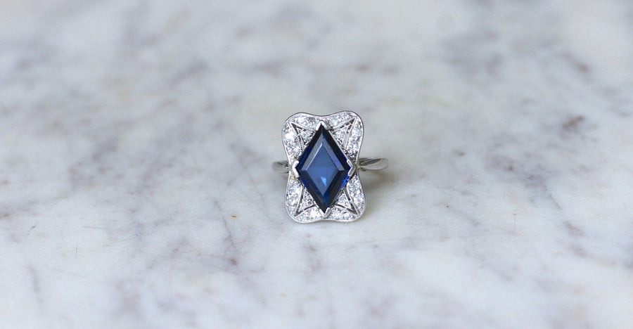 Bague Art Déco Losange Saphir synthétique et diamants - Galerie Pénélope