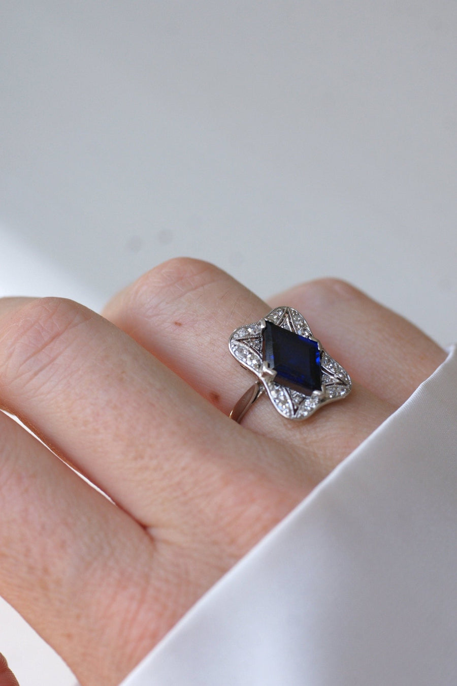 Bague Art Déco Losange Saphir synthétique et diamants - Galerie Pénélope