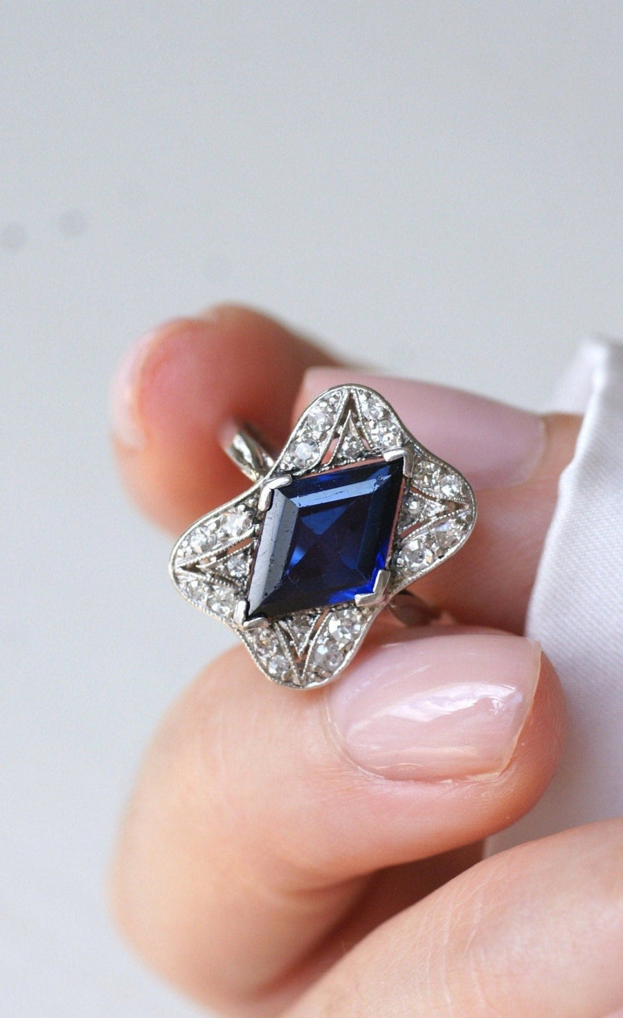 Bague Art Déco Losange Saphir synthétique et diamants - Galerie Pénélope