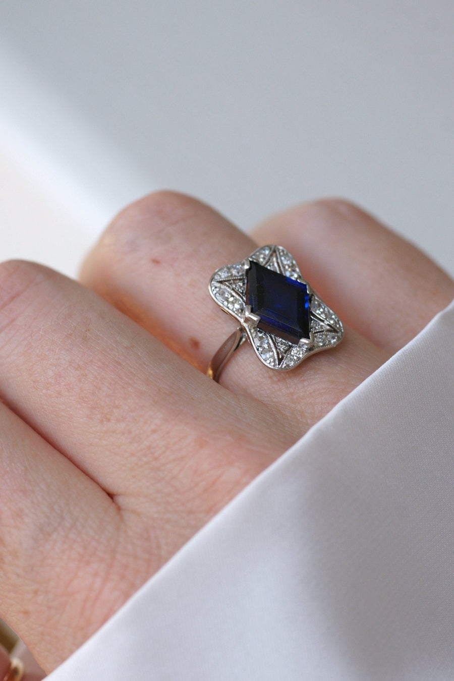 Bague Art Déco Losange Saphir synthétique et diamants - Galerie Pénélope