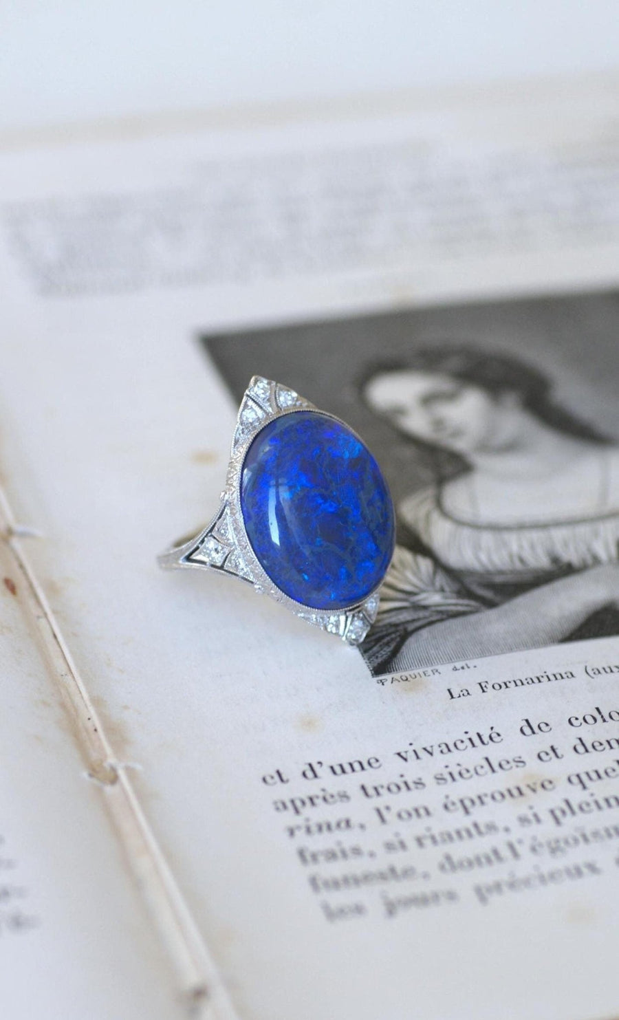 Bague Art Deco Opale Noire et Diamants sur Platine - Galerie Pénélope