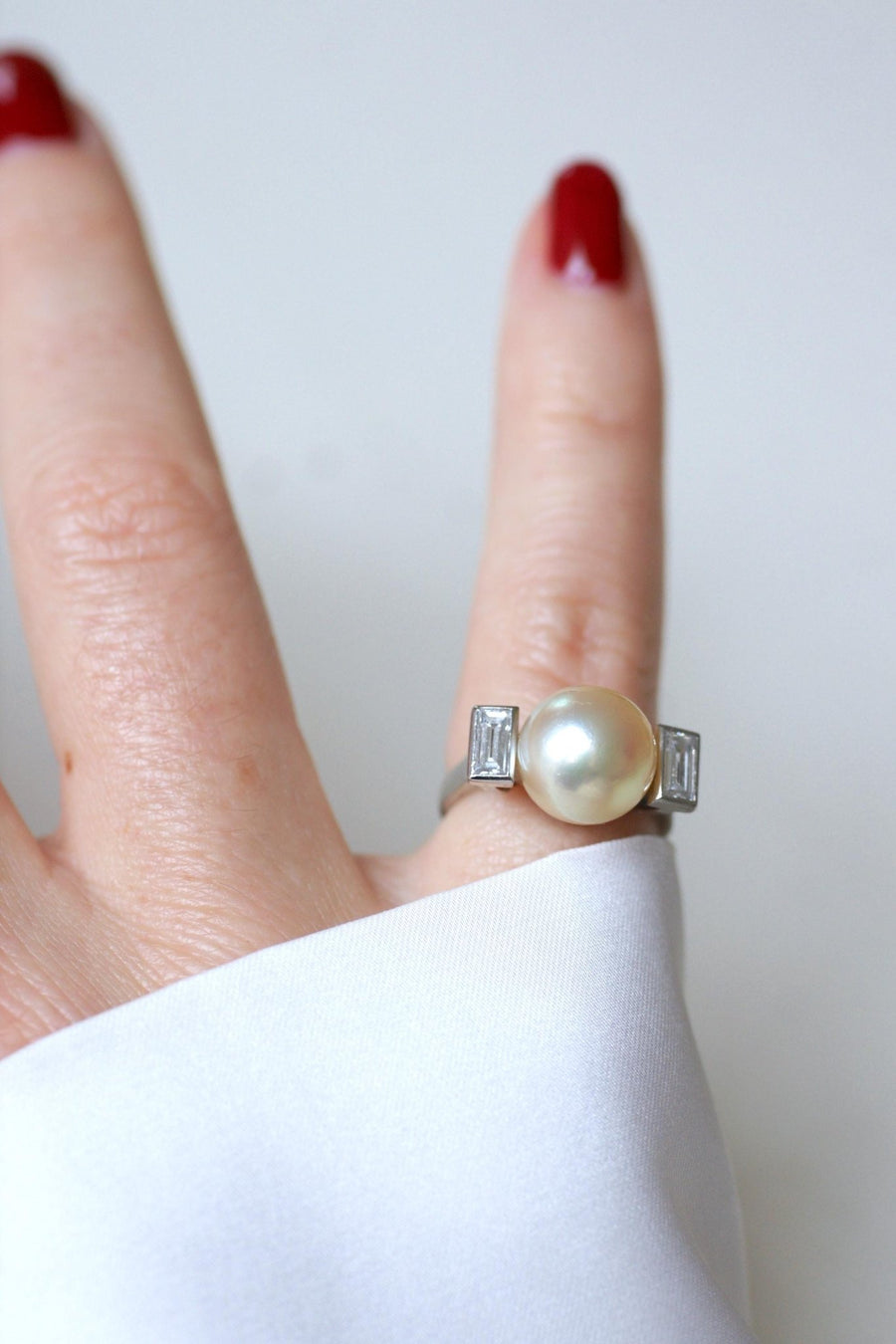 Bague Art Déco Perle et Diamant Baguette sur Platine - Galerie Pénélope