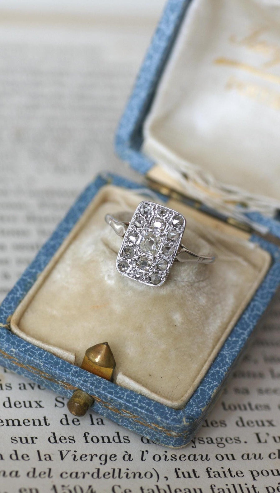 Bague Art Deco Rectangulaire Diamants sur Or Blanc - Galerie Pénélope