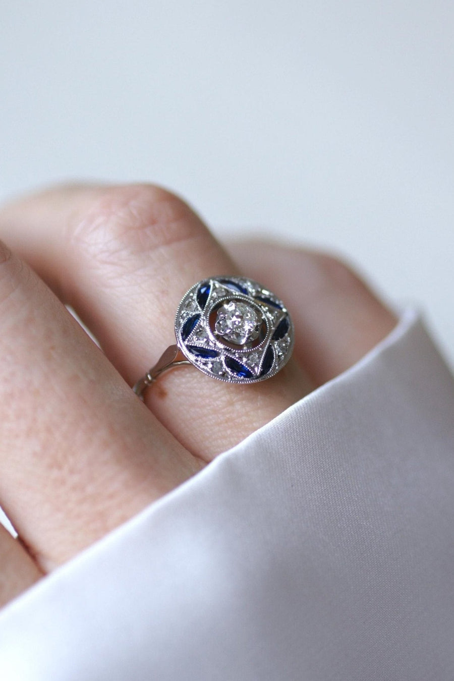 Bague Art Deco Rosace Saphirs et Diamants - Galerie Pénélope