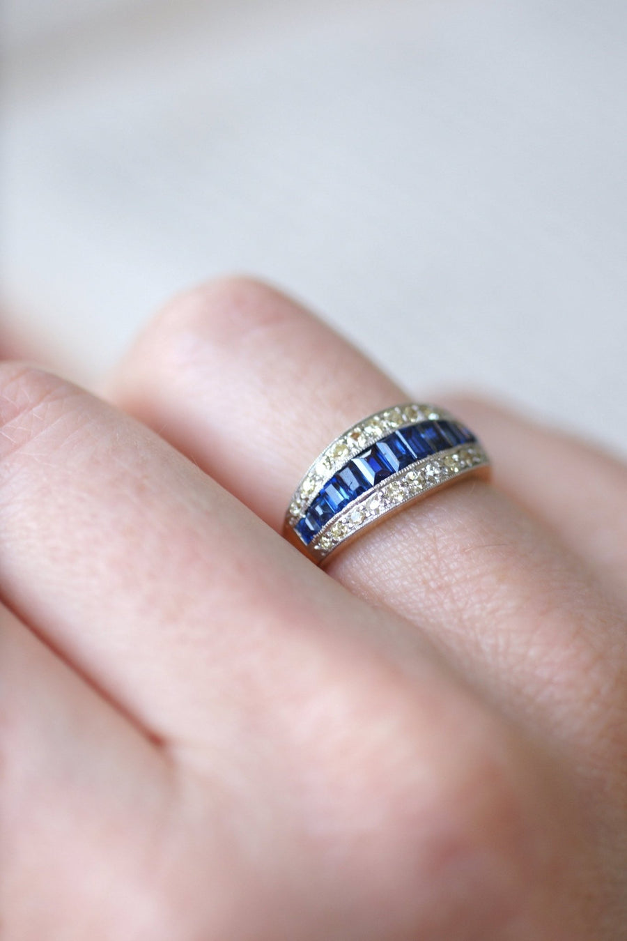 Bague Bandeau Art Deco Saphirs Calibrés et Diamants - Galerie Pénélope