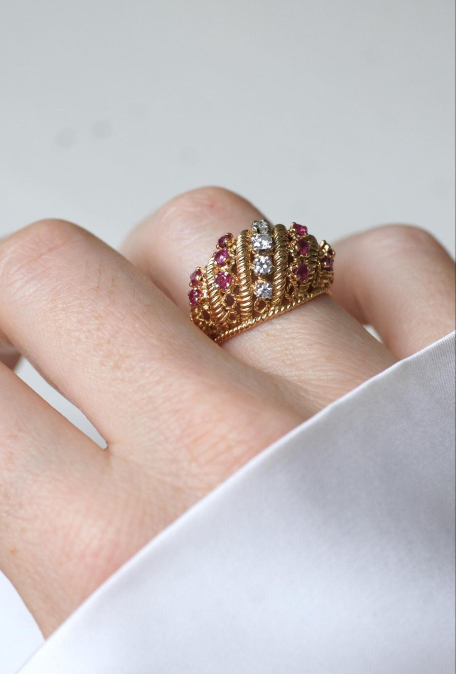 Bague Boule Torsade Diamants et Rubis sur Or Jaune - Galerie Pénélope
