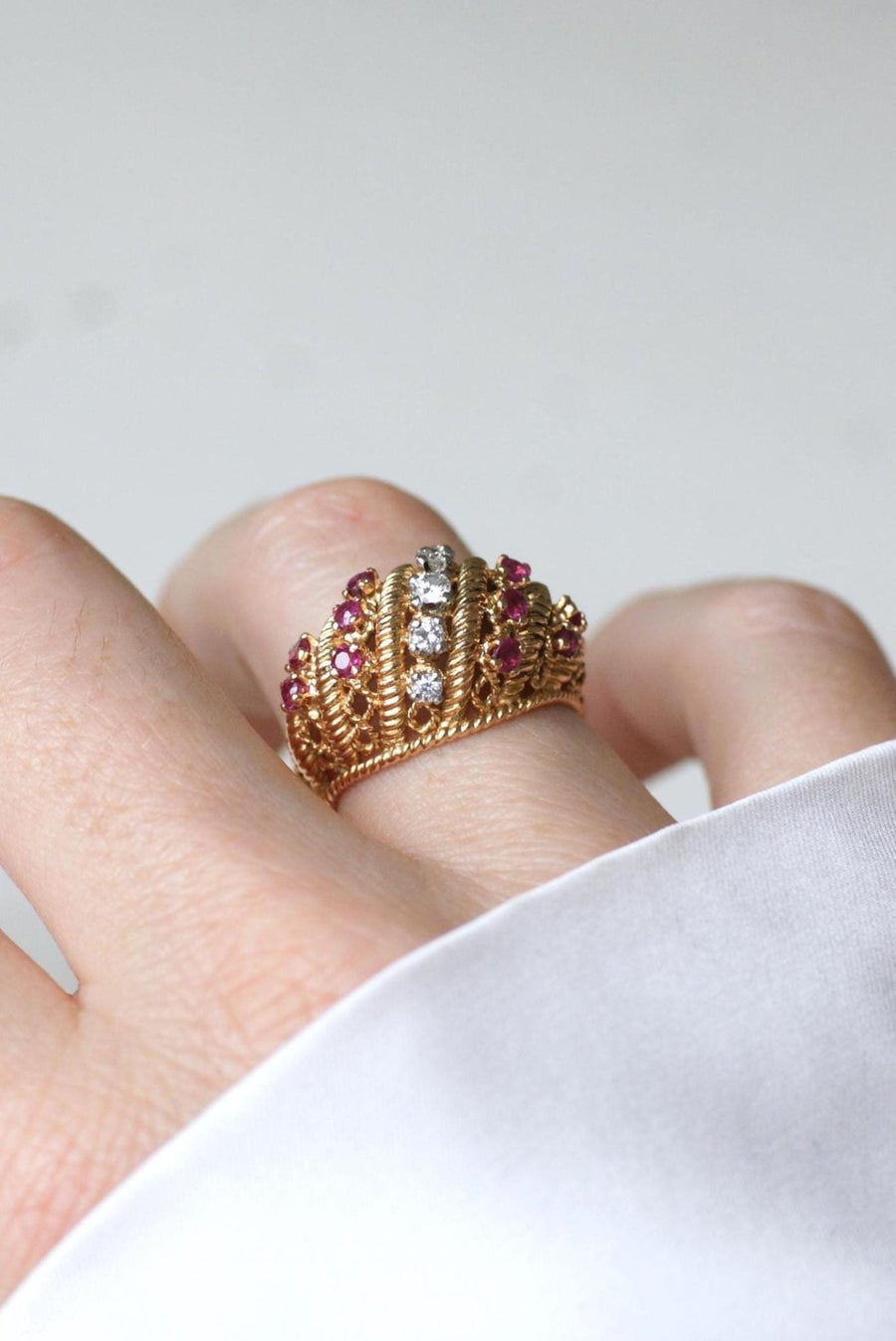 Bague Boule Torsade Diamants et Rubis sur Or Jaune - Galerie Pénélope