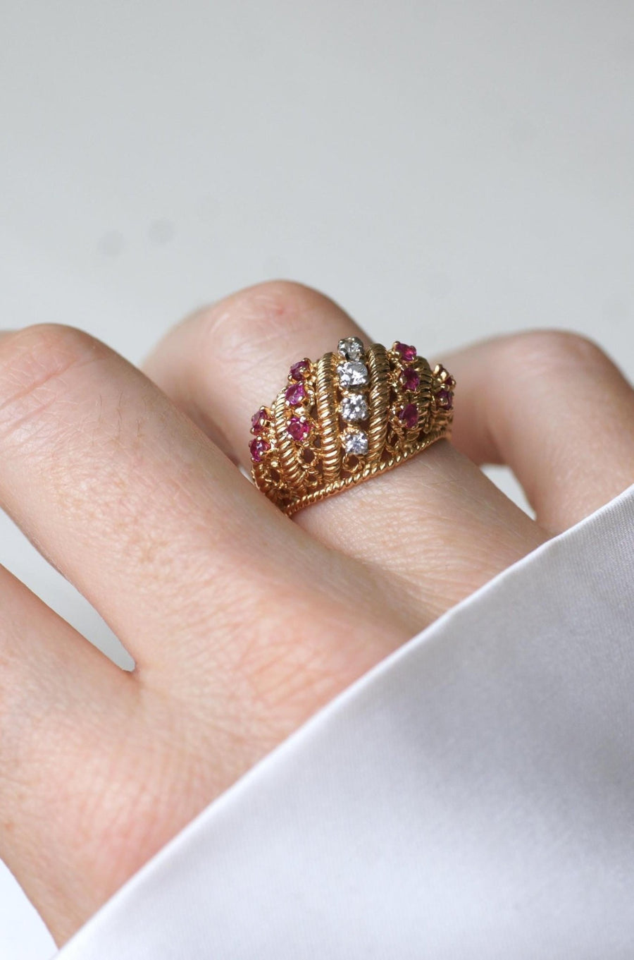 Bague Boule Torsade Diamants et Rubis sur Or Jaune - Galerie Pénélope