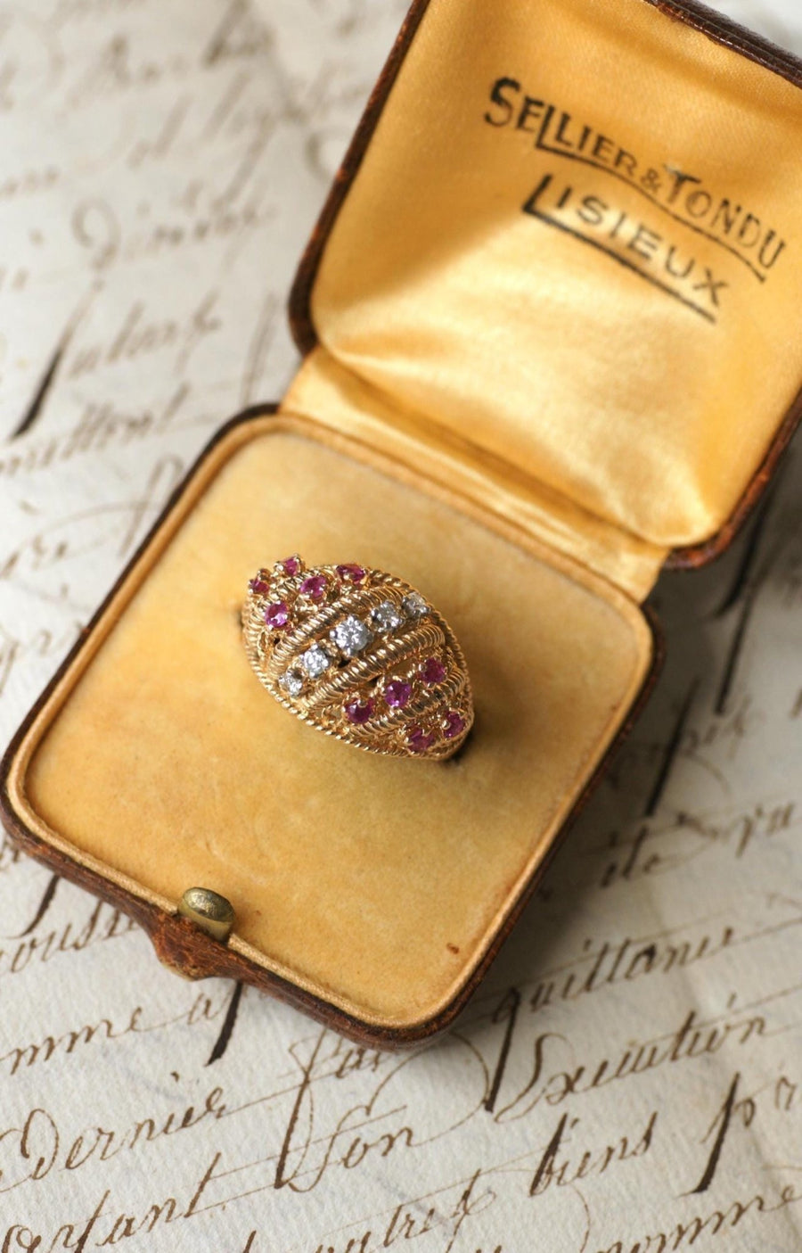 Bague Boule Torsade Diamants et Rubis sur Or Jaune - Galerie Pénélope