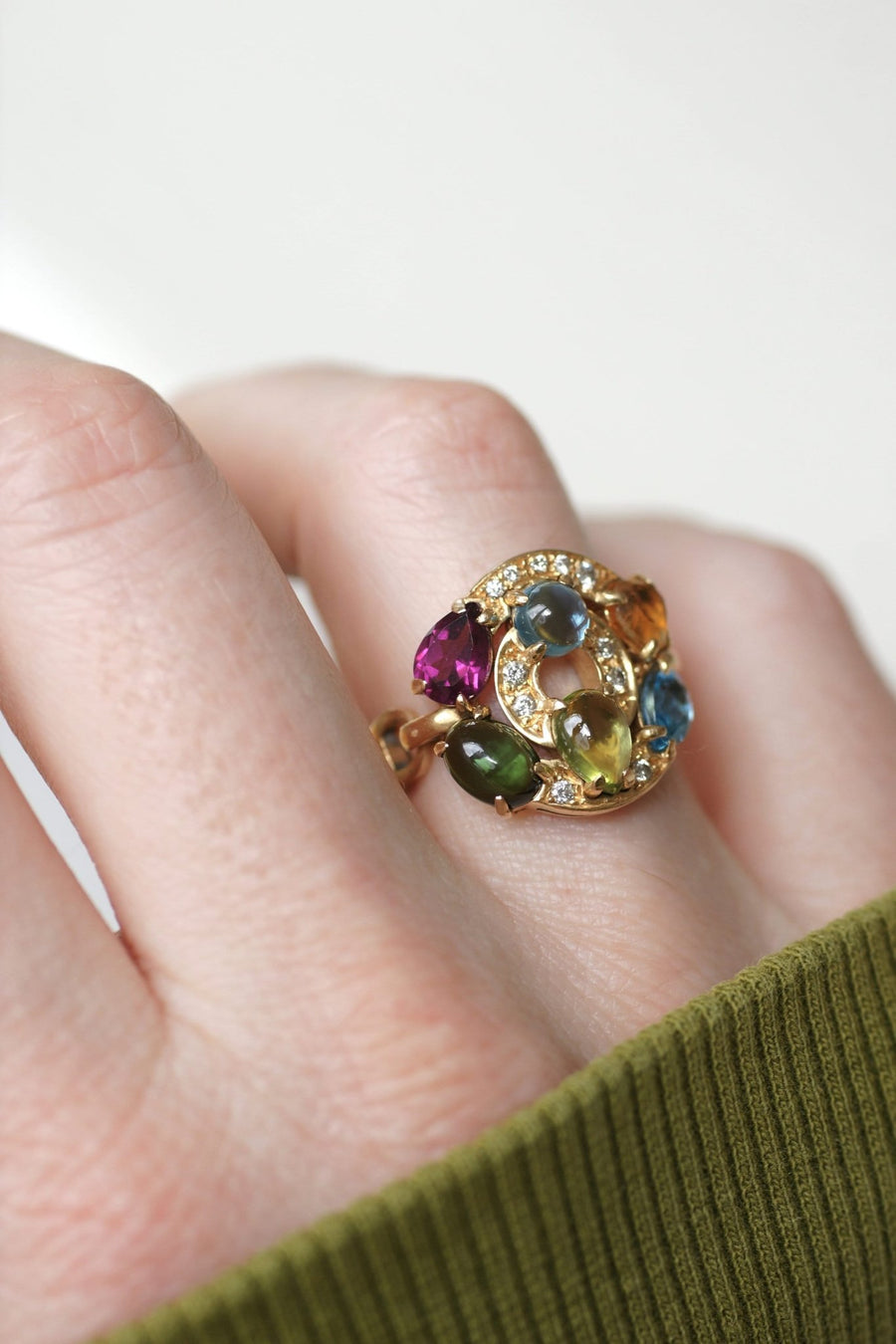 Bague Bvlgari Astrale or jaune, pierres fines et diamants - Galerie Pénélope