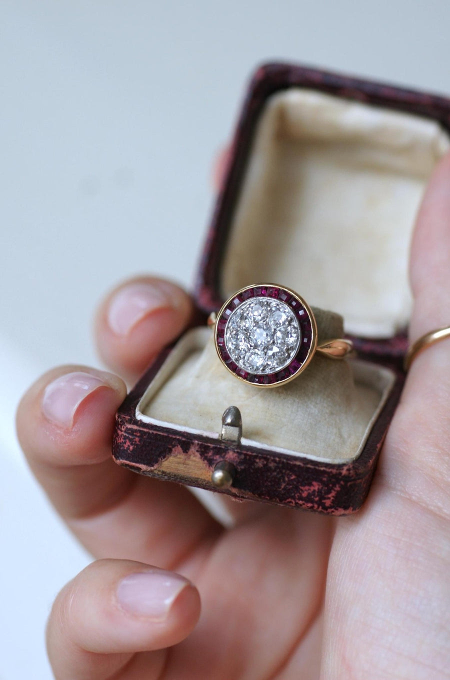 Bague Cible Art Deco Diamants et Rubis sur Or Jaune - Galerie Pénélope