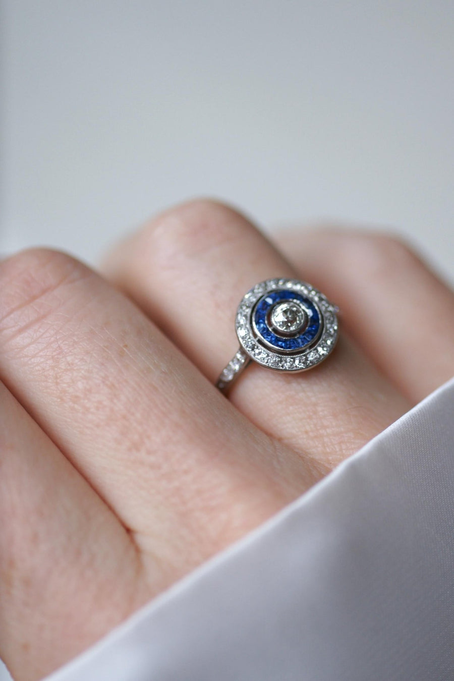 Bague Cible Art Deco Saphirs et Diamants - Galerie Pénélope