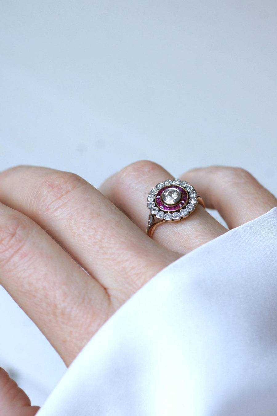 Bague Cible Belle Epoque Diamants et Rubis Calibrés - Galerie Pénélope