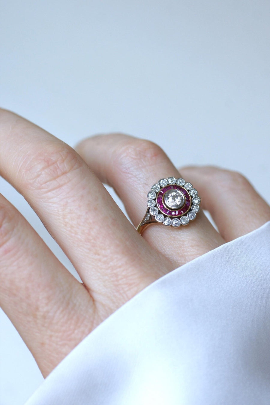 Bague Cible Belle Epoque Diamants et Rubis Calibrés - Galerie Pénélope