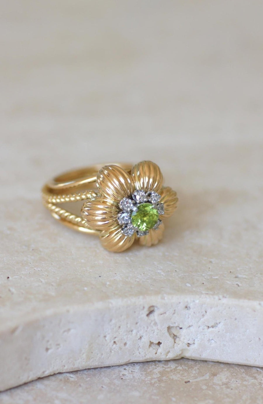 Bague Cocktail Fleur Péridot Diamants Or Jaune - Galerie Pénélope