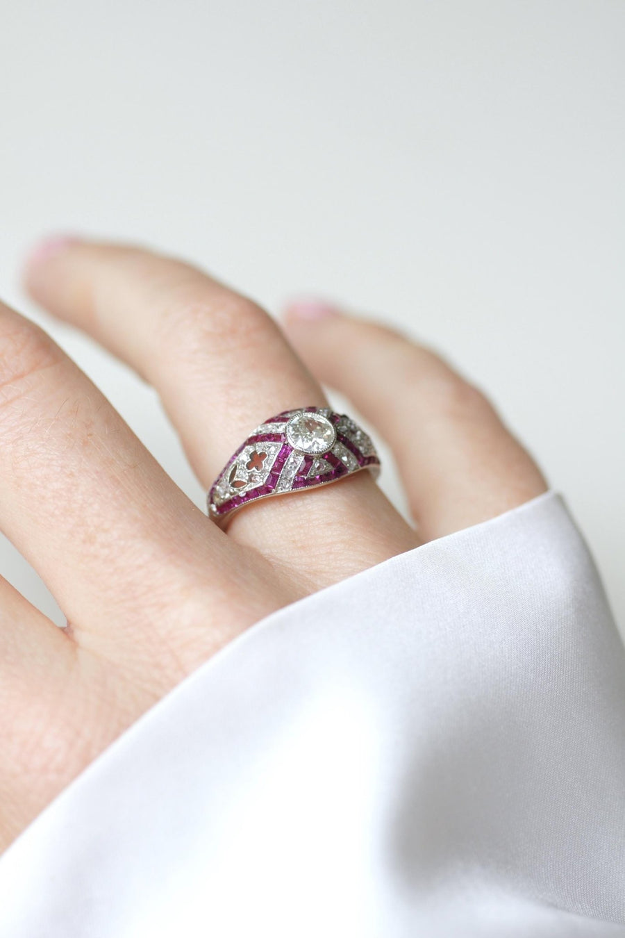 Bague Dôme Art Déco Diamants et Rubis Calibrés - Galerie Pénélope