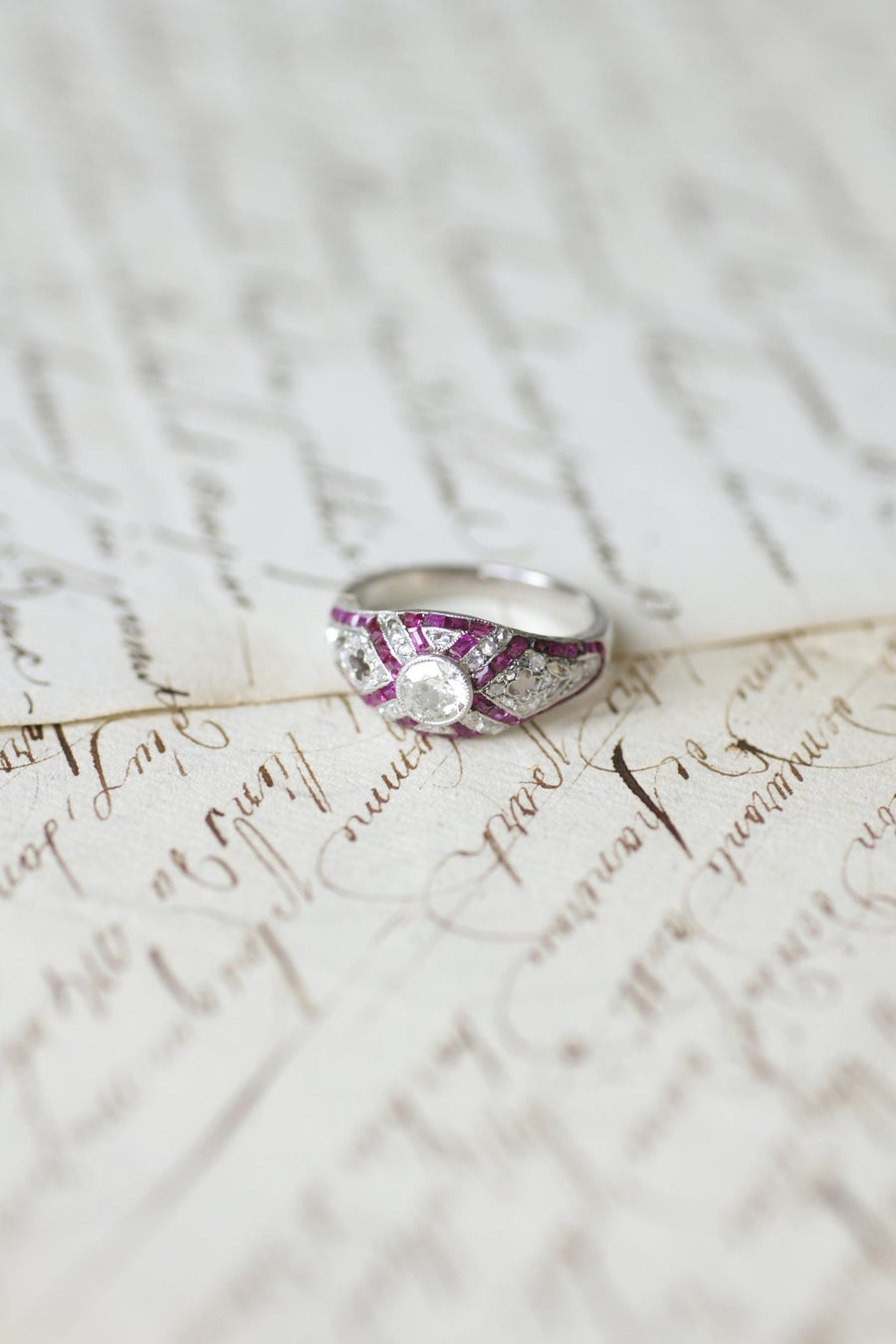 Bague Dôme Art Déco Diamants et Rubis Calibrés - Galerie Pénélope