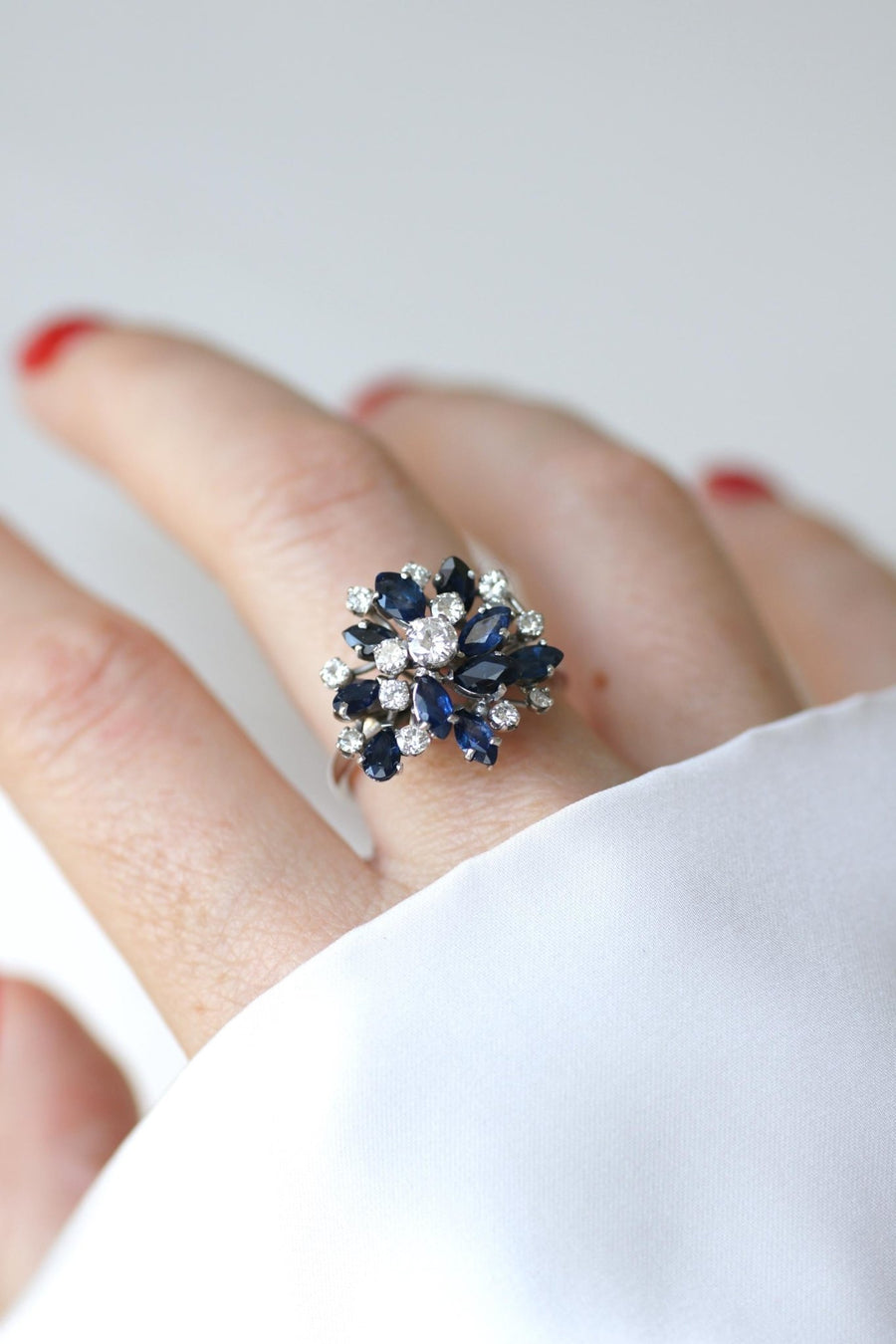 Bague Fil Cocktail Saphir et Diamants sur Or Blanc - Galerie Pénélope