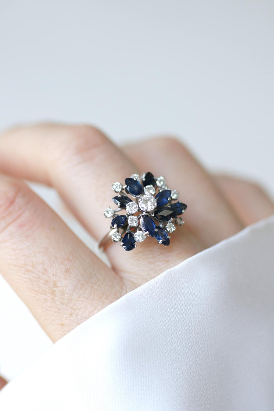 Bague Fil Cocktail Saphir et Diamants sur Or Blanc - Galerie Pénélope