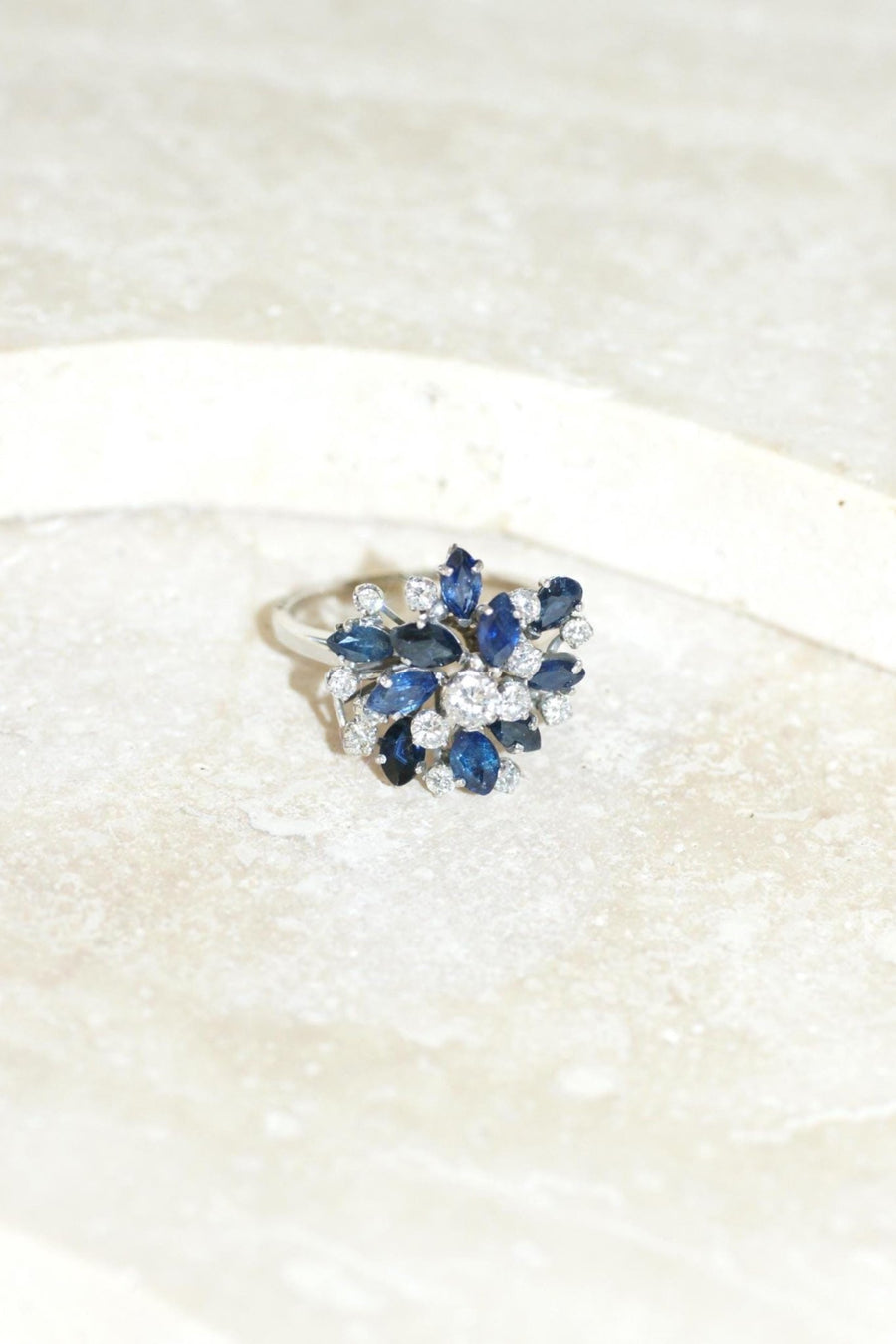 Bague Fil Cocktail Saphir et Diamants sur Or Blanc - Galerie Pénélope