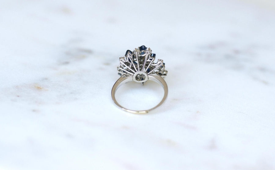 Bague Fil Cocktail Saphir et Diamants sur Or Blanc - Galerie Pénélope