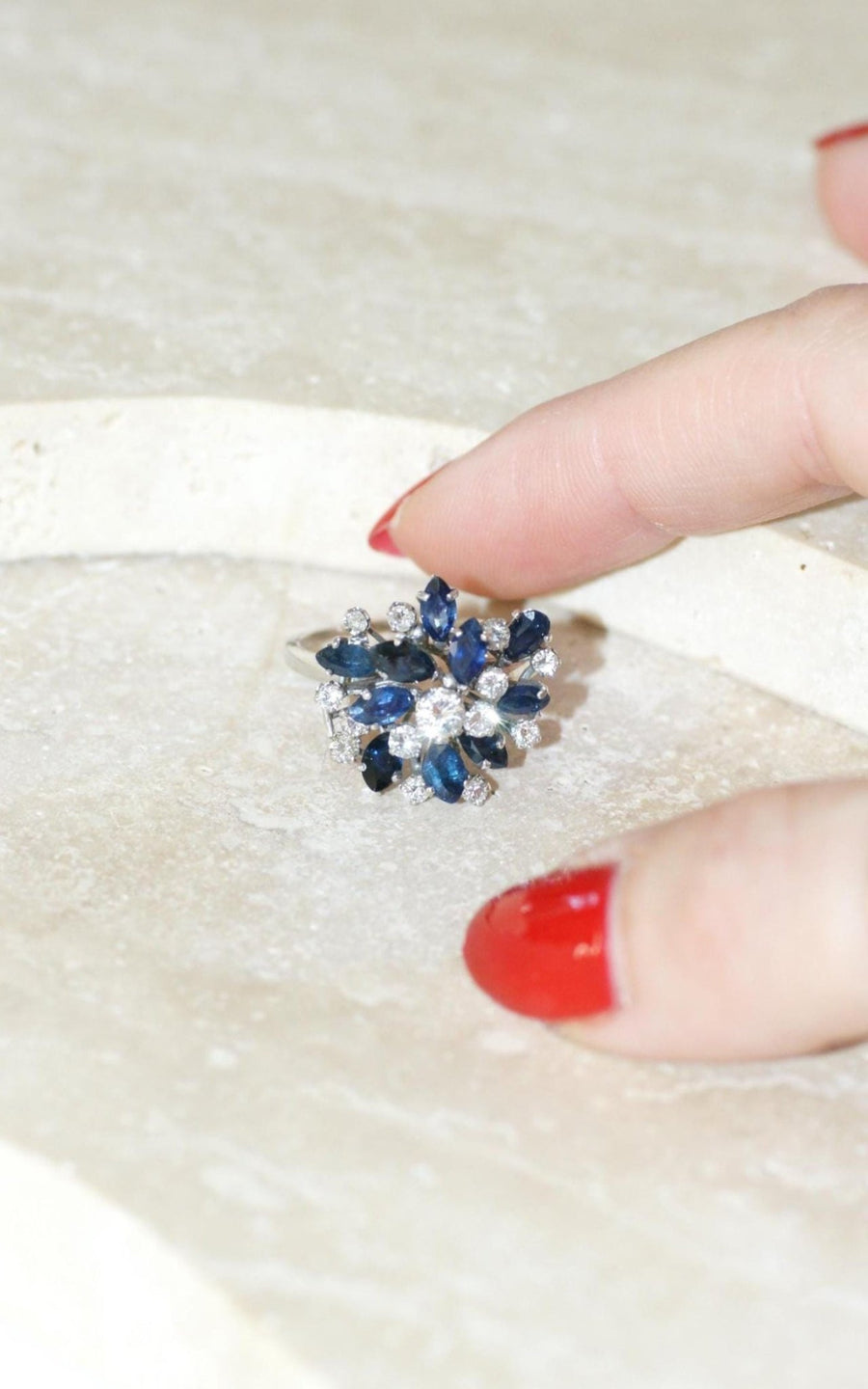 Bague Fil Cocktail Saphir et Diamants sur Or Blanc - Galerie Pénélope