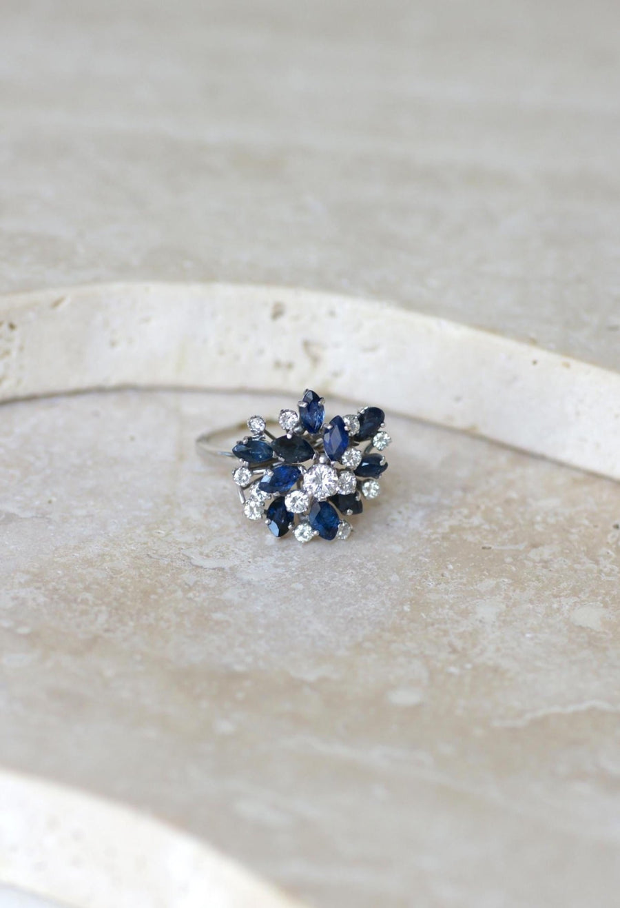 Bague Fil Cocktail Saphir et Diamants sur Or Blanc - Galerie Pénélope