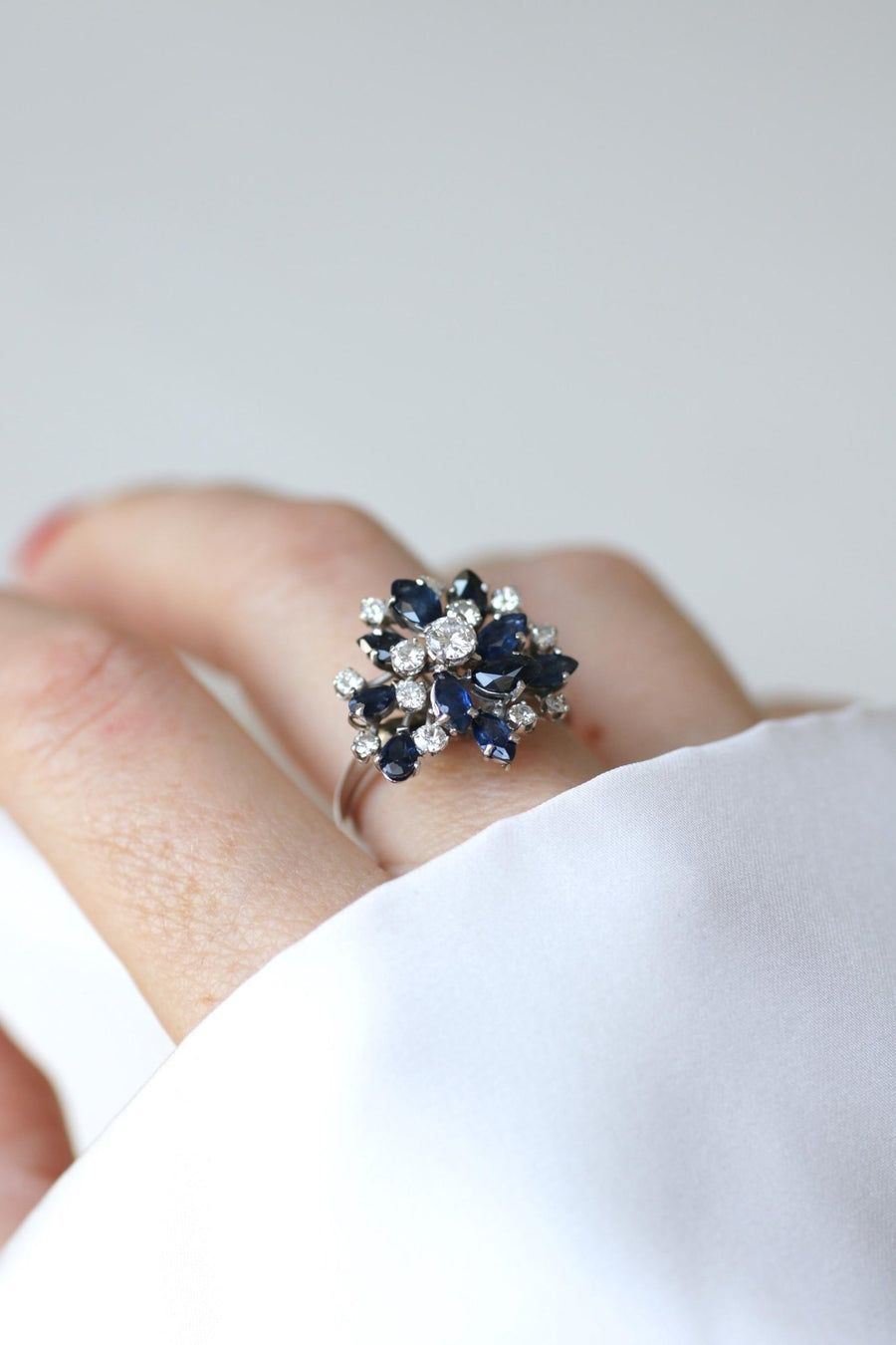 Bague Fil Cocktail Saphir et Diamants sur Or Blanc - Galerie Pénélope