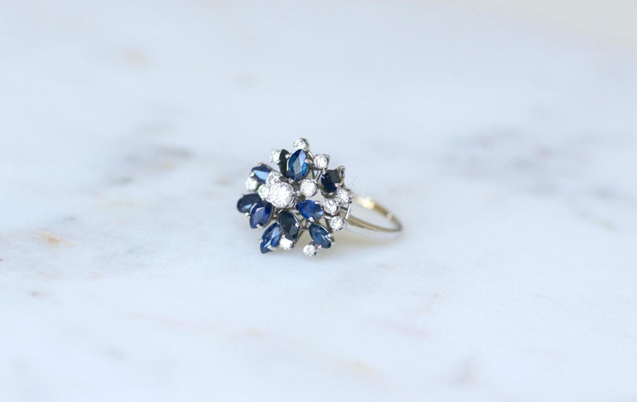 Bague Fil Cocktail Saphir et Diamants sur Or Blanc - Galerie Pénélope