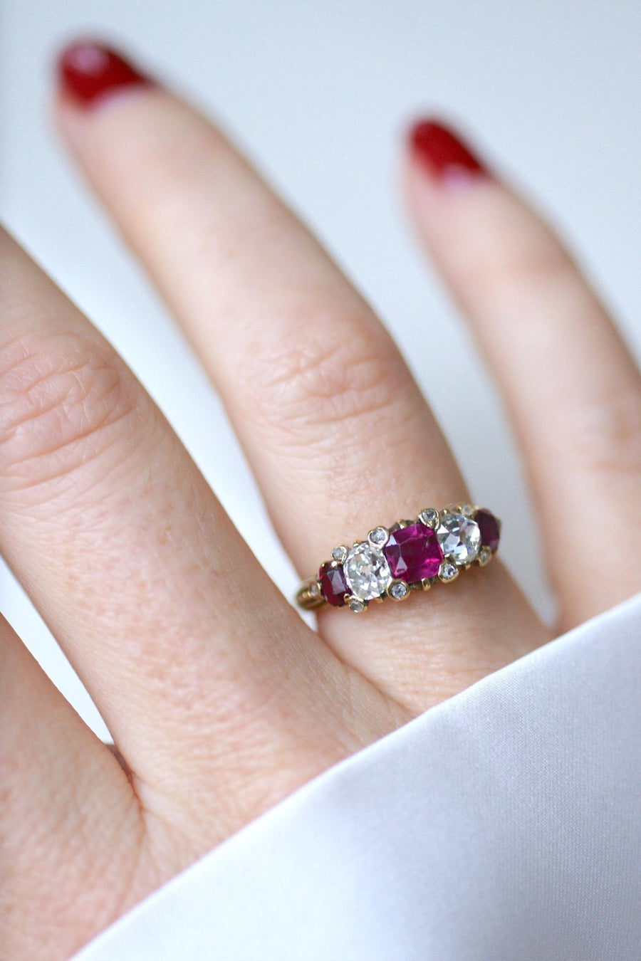 Bague Jarretière Diamants et Rubis Birman sur Or jaune - Galerie Pénélope