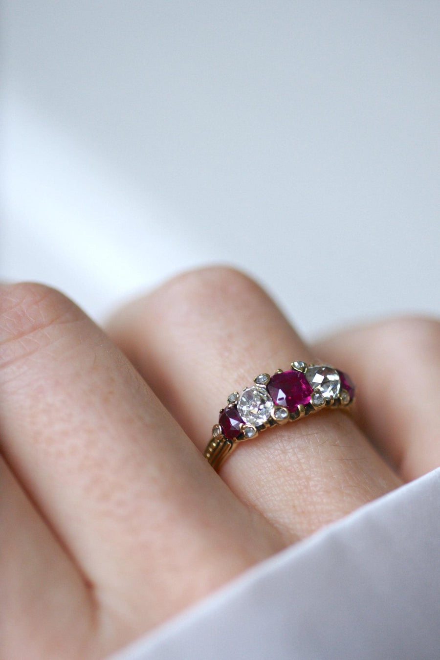 Bague Jarretière Diamants et Rubis Birman sur Or jaune - Galerie Pénélope