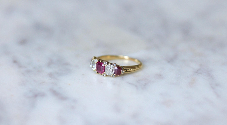 Bague Jarretière Diamants et Rubis Birman sur Or jaune - Galerie Pénélope